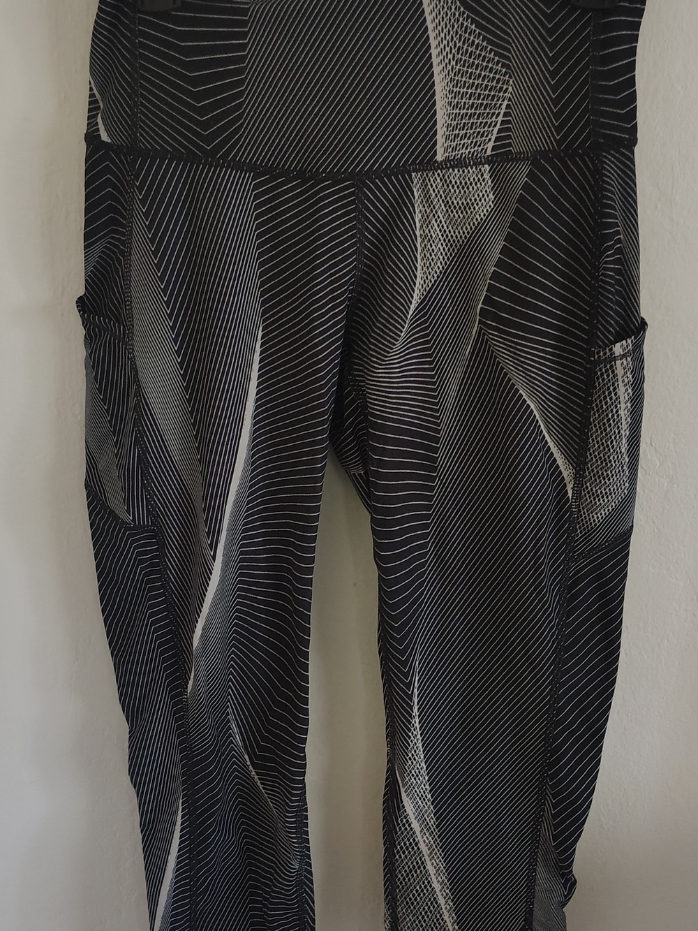 Source Unknown Black & White Abstract Line-Print Leggings